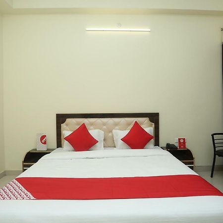 Oyo 16995 Sr Blessings Hotel Chinhat Exterior foto