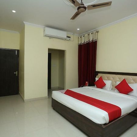 Oyo 16995 Sr Blessings Hotel Chinhat Exterior foto